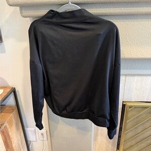 Vuori sweatshirt women’s small Black Long-Sleeve